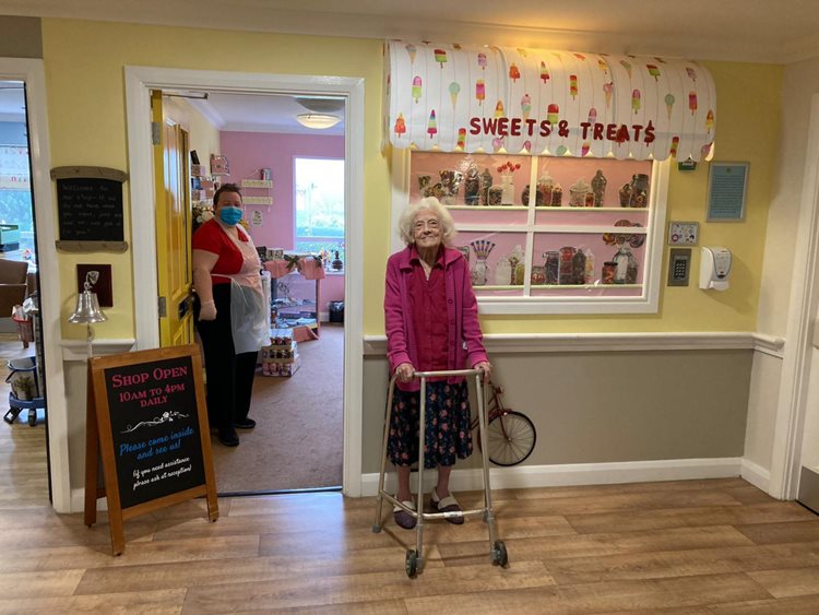 Tis’ the season! Bury St Edmunds care home supports residents through un-present-dented times